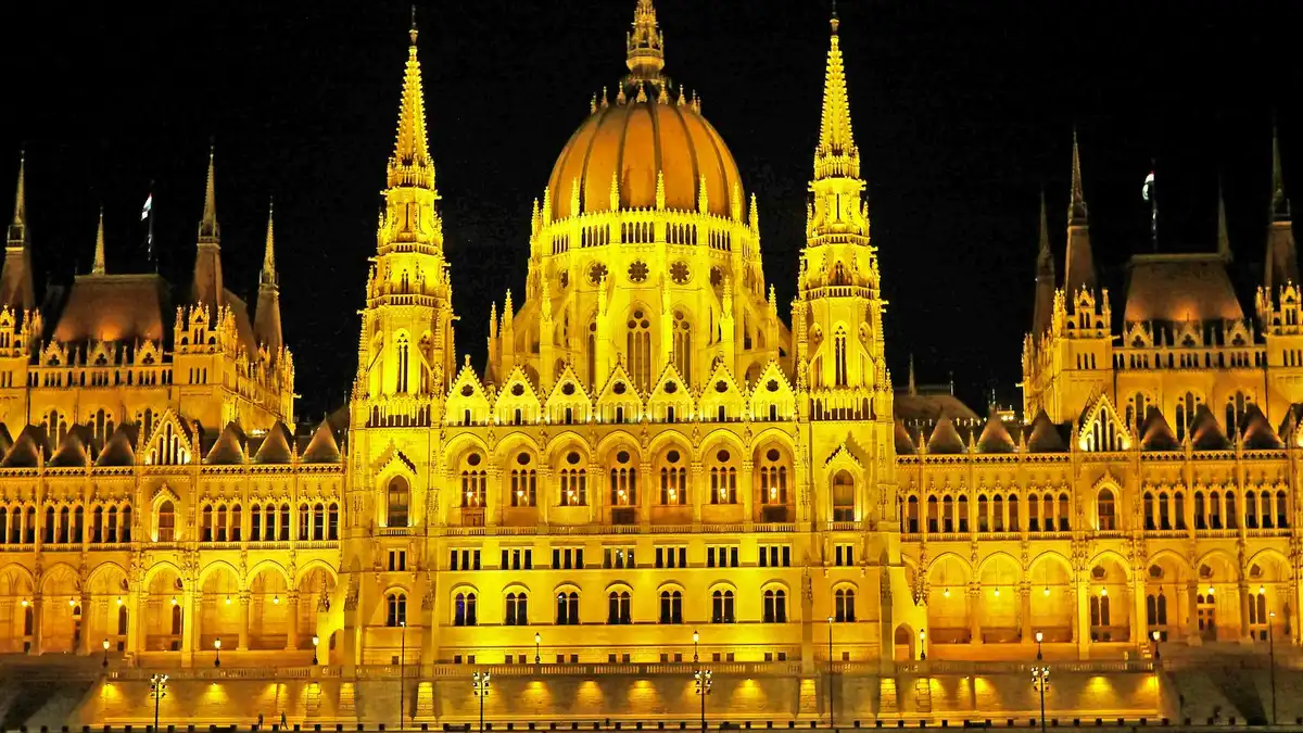 Parlamento de Budapest desde el Danubio Hungría